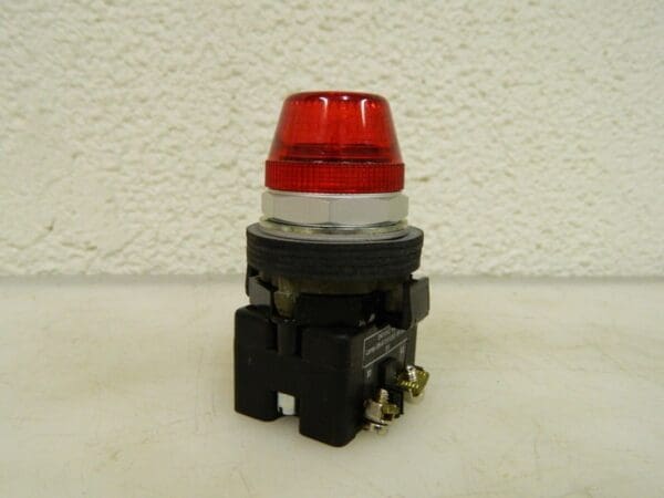 Eaton Cutler-Hammer 30-1/2mm Mount Hole Pushbutton Switch HT8HBRT2