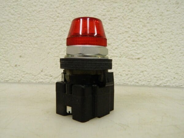 Eaton Cutler-Hammer 30-1/2mm Mount Hole Pushbutton Switch HT8HBRT2