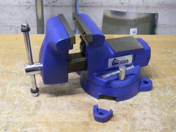 Gibraltar Combination Bench Vise w/ Swivel Base & Pipe Jaws 6" Jaw Width