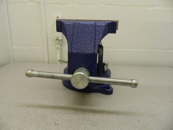 Interstate Cast Iron Swivel Bench Vise 6" Jaw Width 09207861 DAMAGED