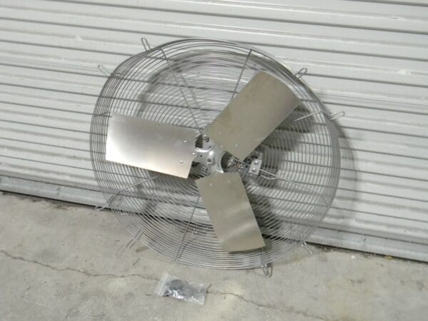 TPI 30" Commercial Direct Drive Exhaust Fan 2-Speed 1/4 HP 120v CE 30-DS Damaged