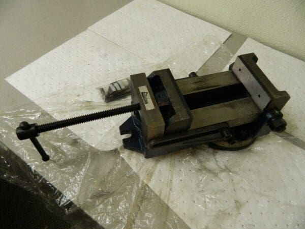 Gibraltar Swivel Machine Vise 6" Wide Jaw 6" Opening Cap 70038161 DAMAGED