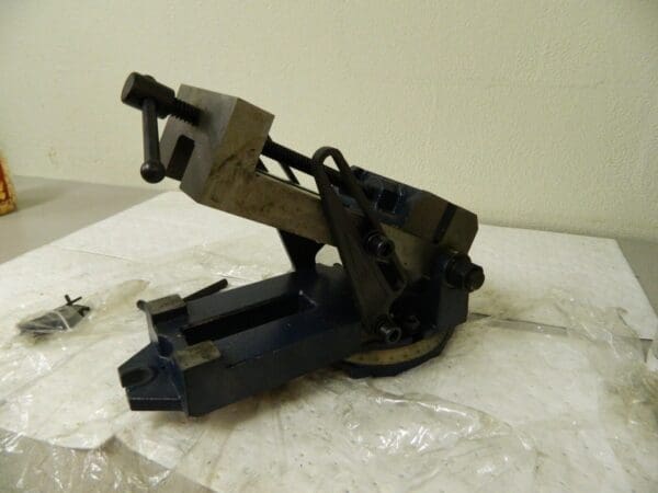 Gibraltar Swivel Machine Vise 6" Wide Jaw 6" Opening Cap 70038161 DAMAGED