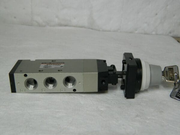 SMC PNEUMATICS 1.00 CV Rate, 1/4" NPT Inlet Mechanical Valve