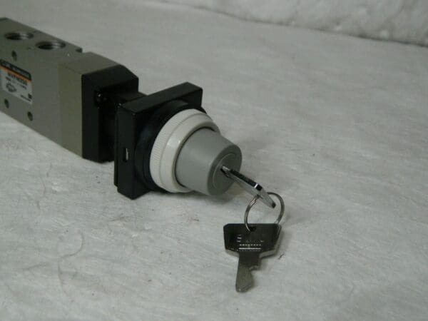 SMC PNEUMATICS 1.00 CV Rate, 1/4" NPT Inlet Mechanical Valve