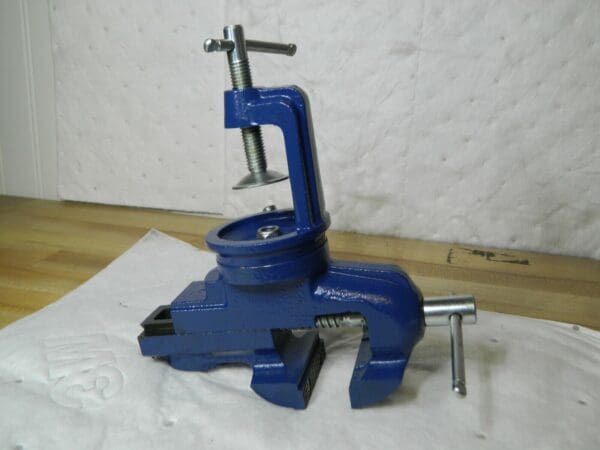 Gibraltar Cast Iron Swivel Bench Vise 2-1/2" Jaw 2-1/2" Opening 1-5/8" Throat