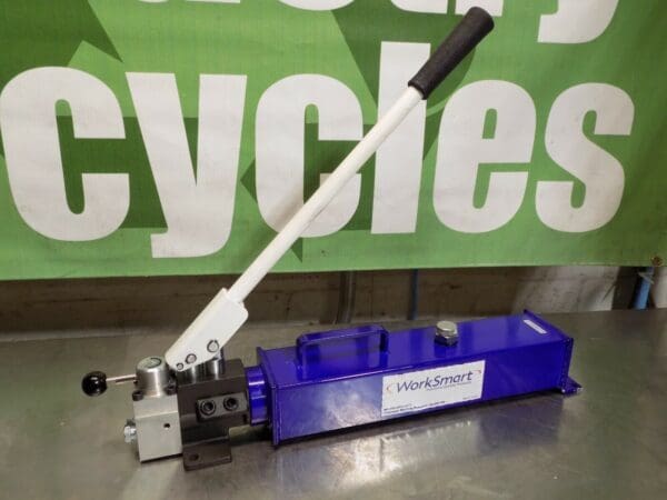 WorkSmart 2-Stage Manual Hydraulic Hand Pump 200 / 10,000 Max. PSI Defective