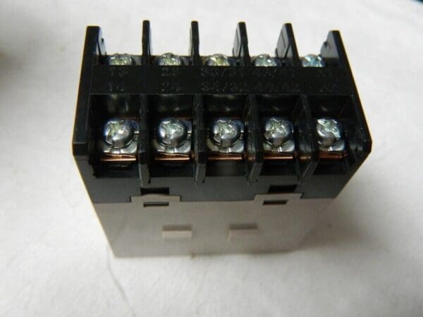 Omron G7J-2A2B-B-W1 AC100/120, 100 and 120 V AC Coil Voltage Power Relay