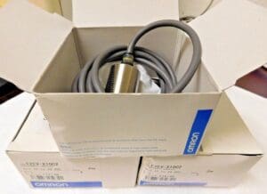 Omron Inductive Proximity Sensors Cylinder Shielded 12-24 VDC Qty 3 E2EV-X10C2