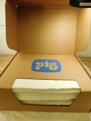 Box of 300 PIG PR100 Disposable Polishing & Wiping Cloths White 14" x 18" WIP950