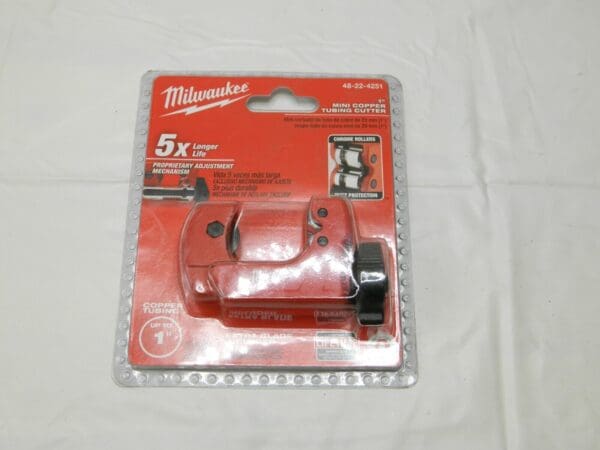 MILWAUKEE TOOL Hand Tube Cutter: 1/8 to 1″ Tube Cuts Copper 48-22-4251