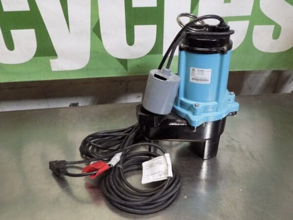 Little Giant Cast Iron Submersible Sewage Pump 120 GPM 1/2 HP 115v 11 Amp DAMAGE