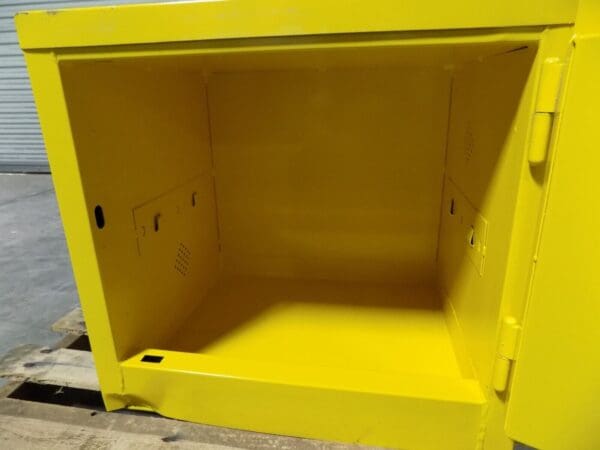 Jamco Countertop Safety Storage Cabinet 6 Gal. Capacity BY06-YP Damaged