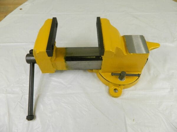 YOST VISES Bench & Pipe Combination Vise: 4″ Jaw Width & Opening 904-HV