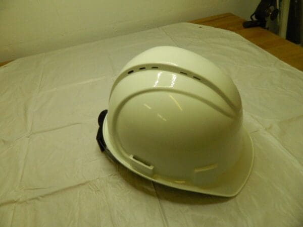 HONEYWELL North Short Brim Hardhat, Ratchet Suspension, White 16pk NSB11001