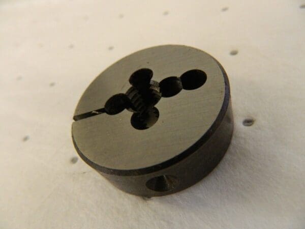 TITAN USA Round Die: 3/8-16, 1-1/2″ OD, Carbon Steel TE80143