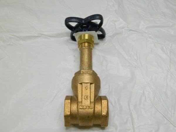 NIBCO Gate Valve: Rising Stem, 1″ Pipe, Threaded, Bronze NL0500A