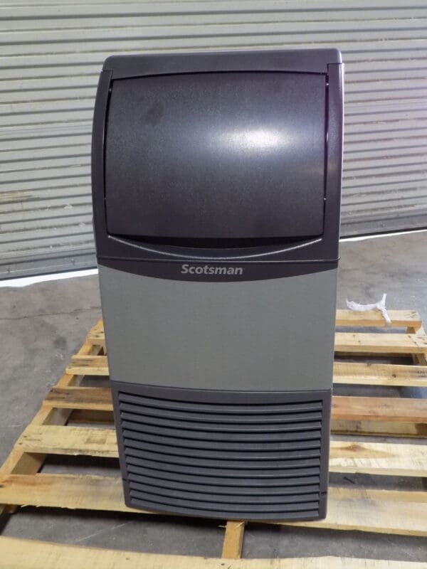 Scotsman Air-Cooled Undercounter Ice Machine 115v CU0415MA-1 Damaged