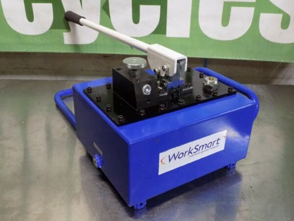 WorkSmart 2-Stage Hydraulic Pump for Single Acting Cylinders 10000 PSI Defective