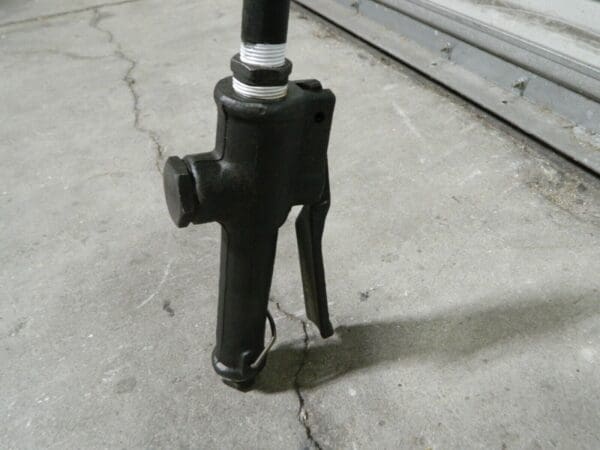 UNIVERSAL TOOL Pneumatic Scaling Hammer 4,600 BPM 1-1/8" Long Stroke UT8630LI