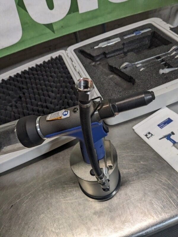 RIVETKING Air Rivet Tool: 1/4″ Capacity 1″ Stroke Length Pneumatic RK-8000LS