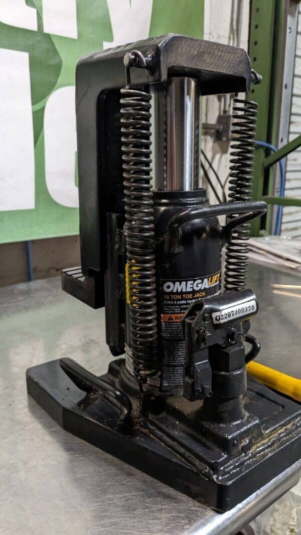 OMEGA LIFT EQUIPMENT 10 Ton Capacity Hydraulic Toe Lift Jack 13200