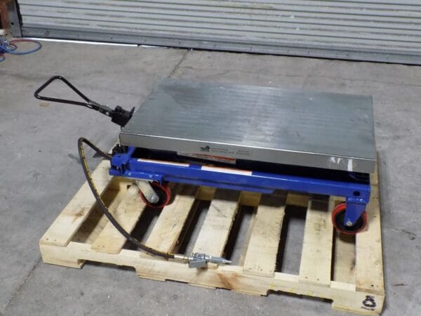 Vestil Hydraulic Pneumatic Lift Cart 800 lb Cap 35 x 20 Platform DAMAGED