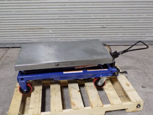 Vestil Hydraulic Pneumatic Lift Cart 800 lb Cap 35 x 20 Platform DAMAGED