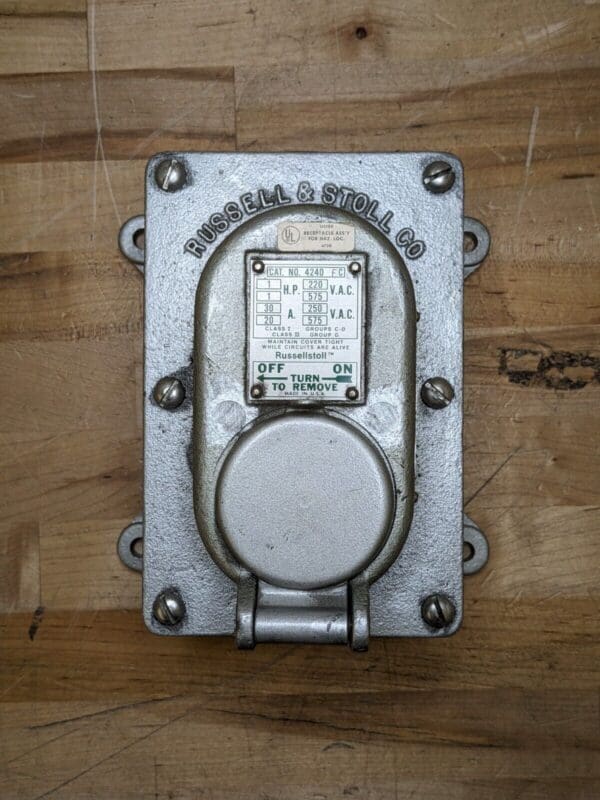 Russellstoll Explosion Proof Interlocking Receptacle w/ Cap 220/575VAC 4240FC