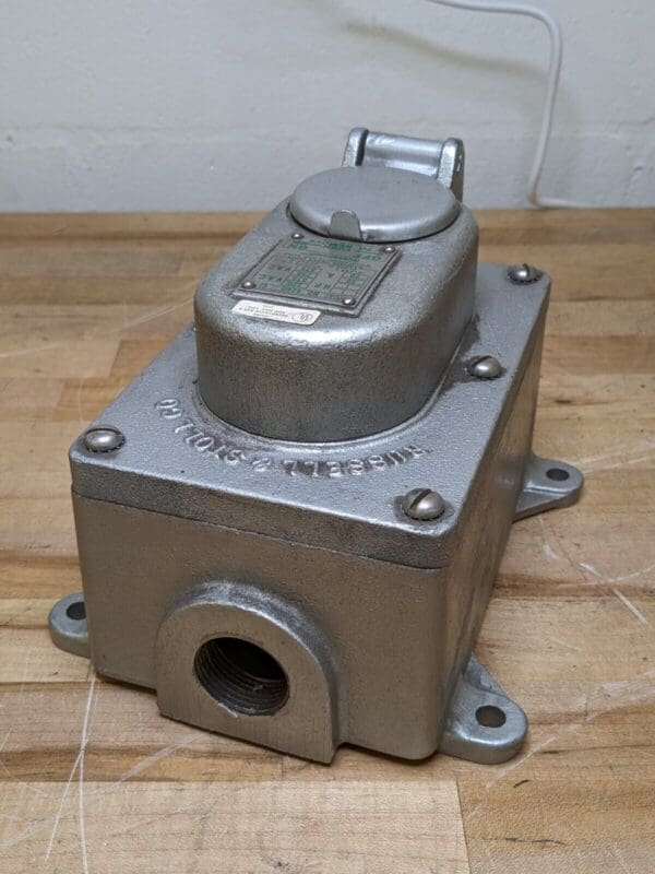 Russellstoll Explosion Proof Interlocking Receptacle w/ Cap 220/575VAC 4240FC