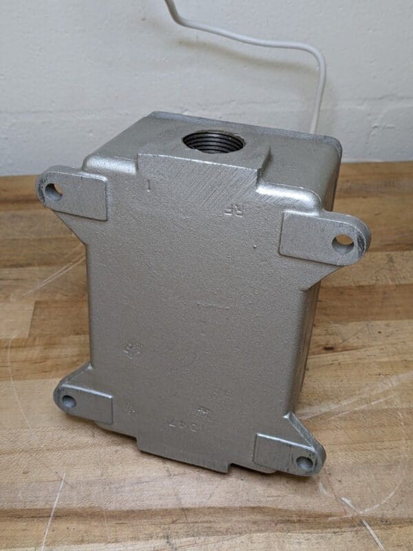 Russellstoll Explosion Proof Interlocking Receptacle w/ Cap 220/575VAC 4240FC