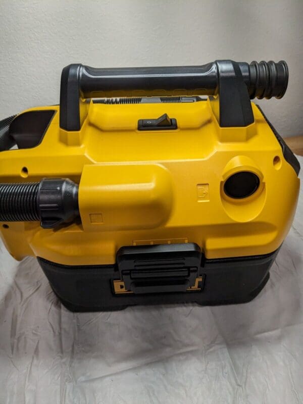 DEWALT Wet/Dry Vacuum 2.0 gal Washable Wet/Dry, Plastic Tank DCV580H TOOL ONLY