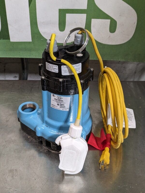 Little Giant Submersible Effluent Pump w/ Integral Mechanical Float DAMAGE