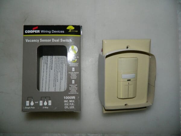 Cooper Wiring Infrared Vacancy Sensor Dual Switch 1,000 Square Ft Cover VS310R-V