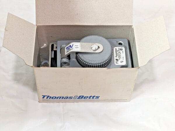 Thomas & Betts Russellstoll Screw Cap Receptacle FS/FD 2P-3W 250V 20A 3743-RS