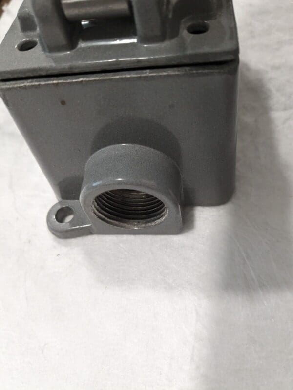 Thomas & Betts Russellstoll Receptacle Box Assembly 3754