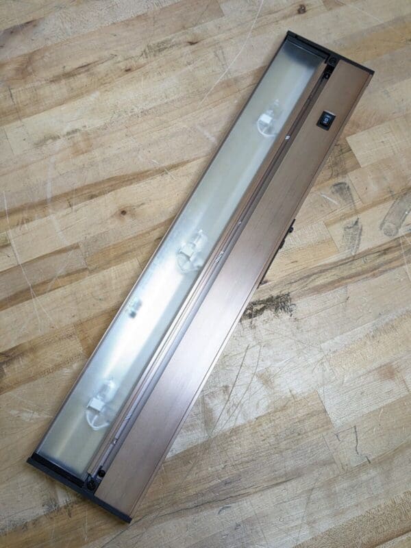 Juno Pro-Series Xenon 22" Bronze Undercabinet Light Fixture UPX322-BZ