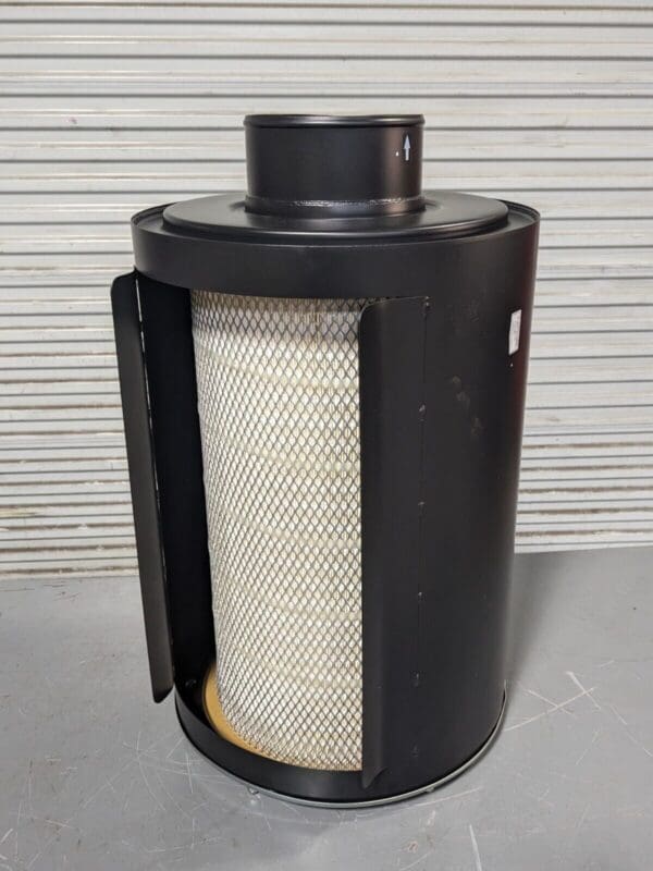 Fleetguard Air Filter Housing 26.85" L. x 16.04" W. 6.89" Outlet AH19115 Damaged