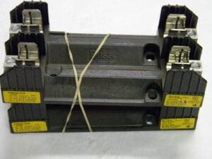 Cooper Bussman AWG 600 VAC/VDC 30 Amp Screw Mount Fuse Block QTY 2 H60030-2CR