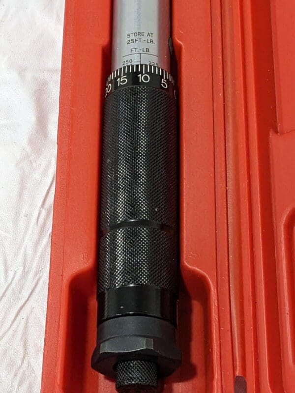 TEKTON 1/2 Inch Drive Click Torque Wrench (25-250 ft.-lb.) 24340