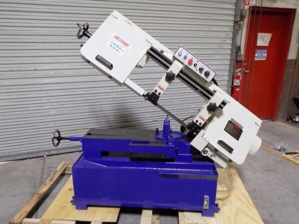 Vectrax Manual Horizontal Bandsaw 10 x 17 Capacity 2 HP 220/440v 3 Ph. DEFECTIVE