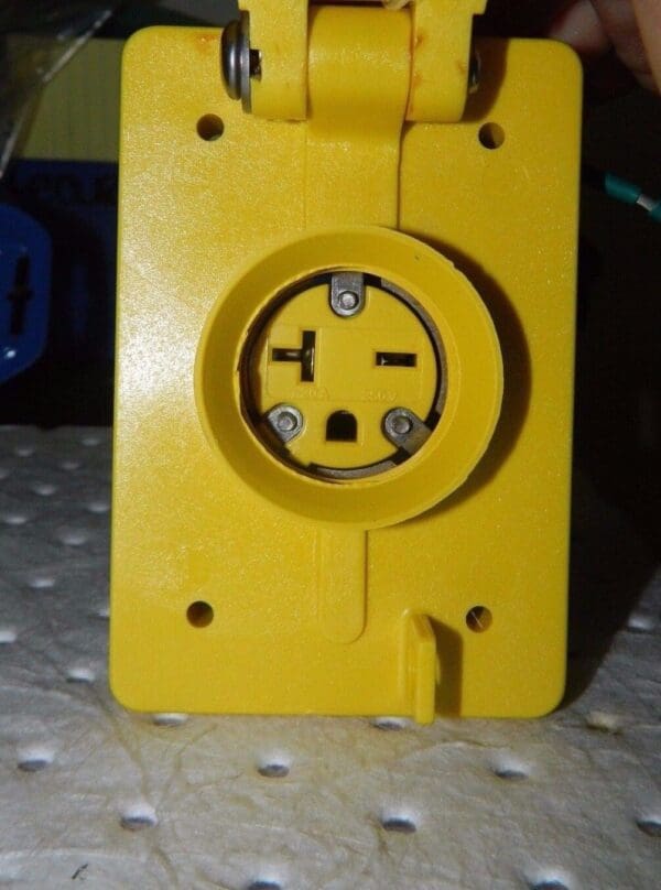 Woodhead Ungrounded Receptacle 250 VAC 20 Amp 6-20R NEMA 73202798