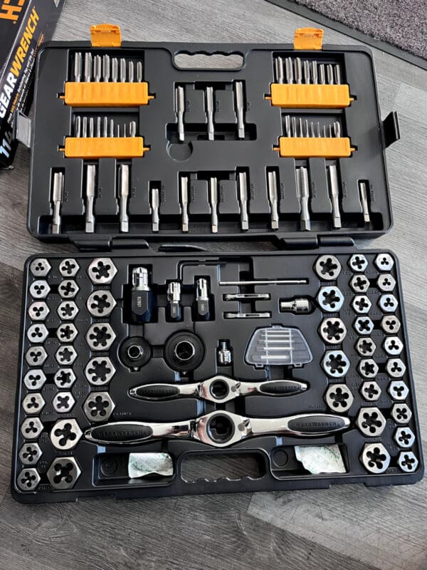 GEARWRENCH Tap & Die Set: 4-40 - 3/4 Taps, Metric 114 Pc case cracked