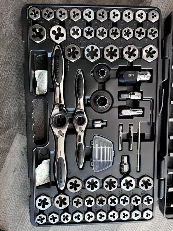 GEARWRENCH Tap & Die Set: 4-40 - 3/4 Taps, Metric 114 Pc case cracked