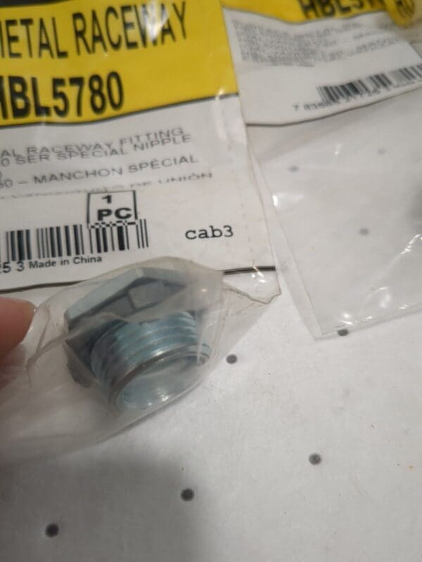 HUBBELL 3pk 0.63 Inch Long, Raceway Nipple OAL16.00 mm HBL5780