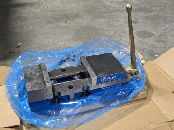 Kurt VersatileLock Milling Machine Vise 8" Jaw Width 10" Opening Capacity 3800V