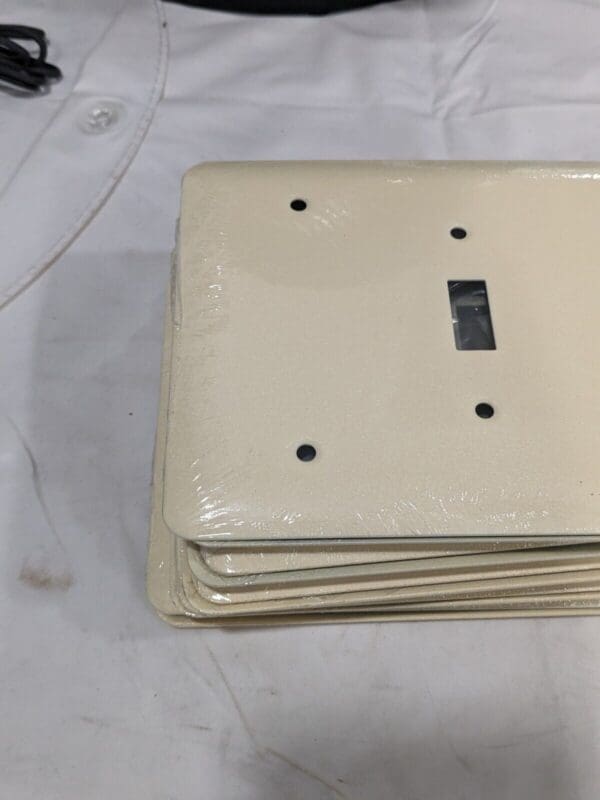 Mulberry 3-Gang Wrinkled Ivory Princess Shape 2 Switch/Blank Qty 10 79533