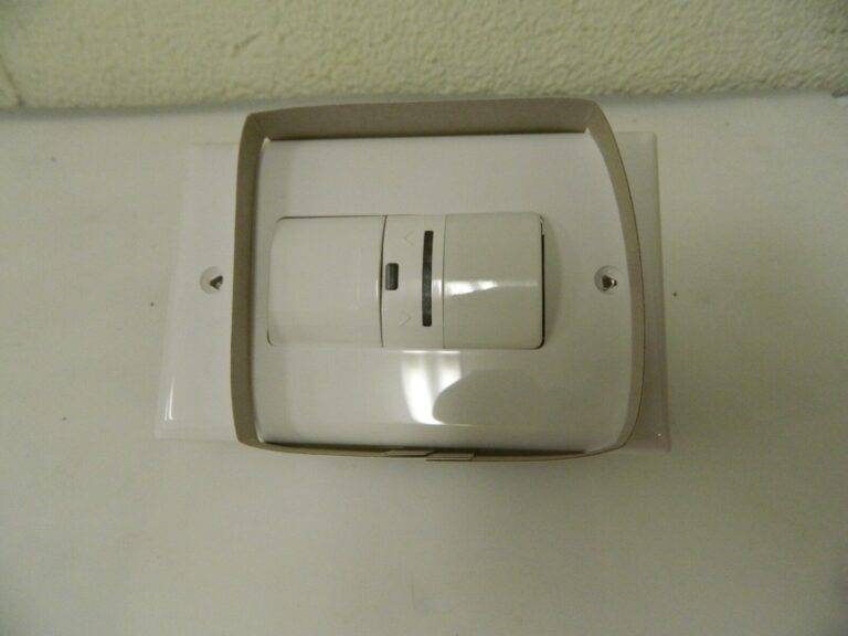 Cooper Wiring Infrared Vacancy Sensor Wall Switch 1,000 Sq. Ft. Cover VS106D1-W