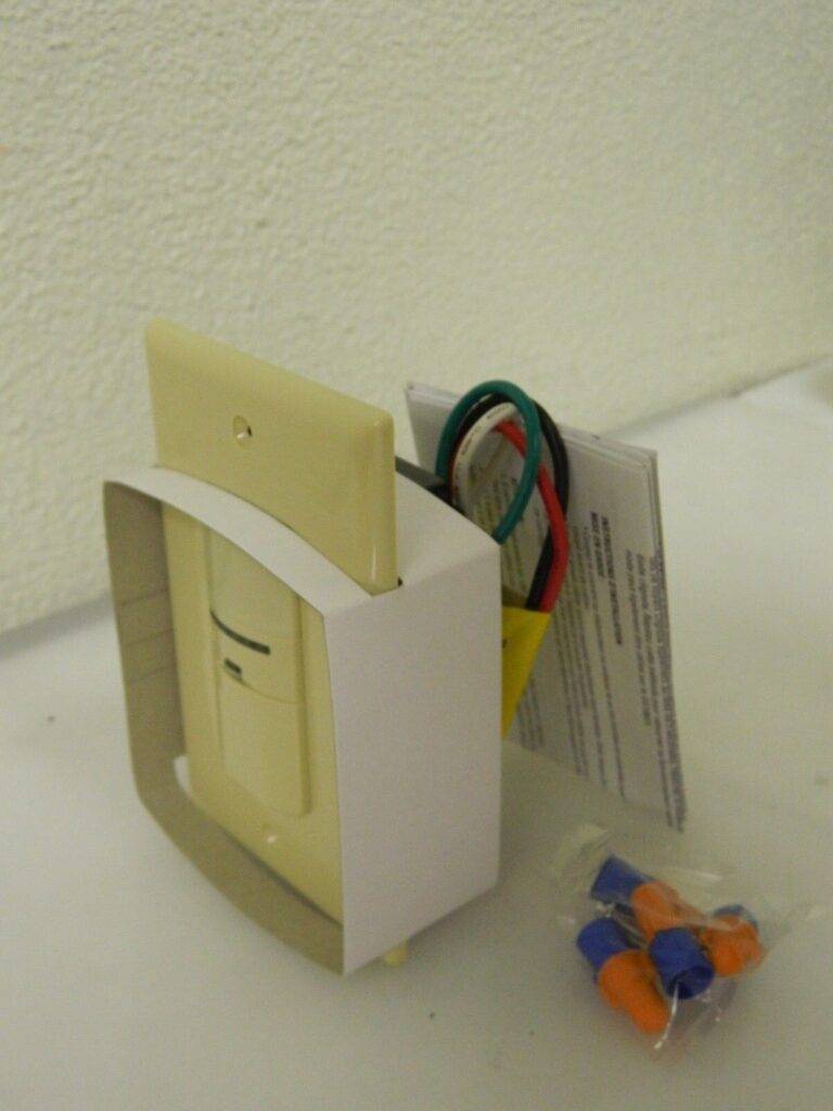 Cooper Wiring Infrared Vacancy Sensor Wall Switch 1,000 Sq. Ft. Cover VS106D1-V
