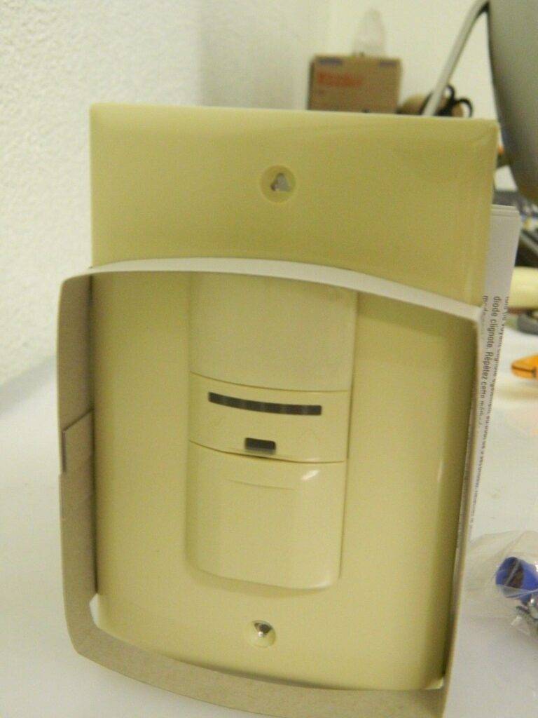 Cooper Wiring Infrared Vacancy Sensor Wall Switch 1,000 Sq. Ft. Cover VS106D1-V